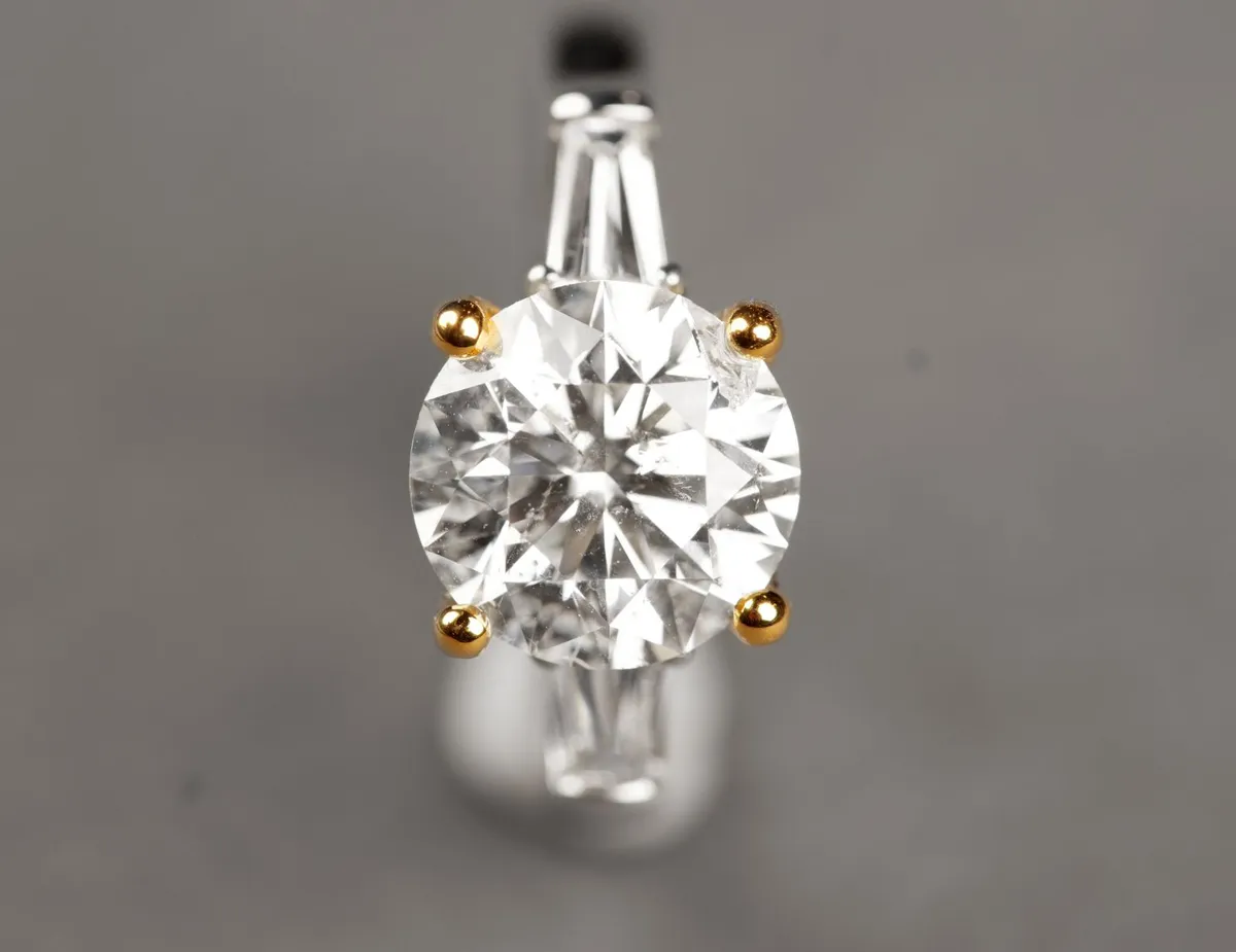 Platinum mix yellow gold ring with 3 carat Diamond and baguette at side — 5