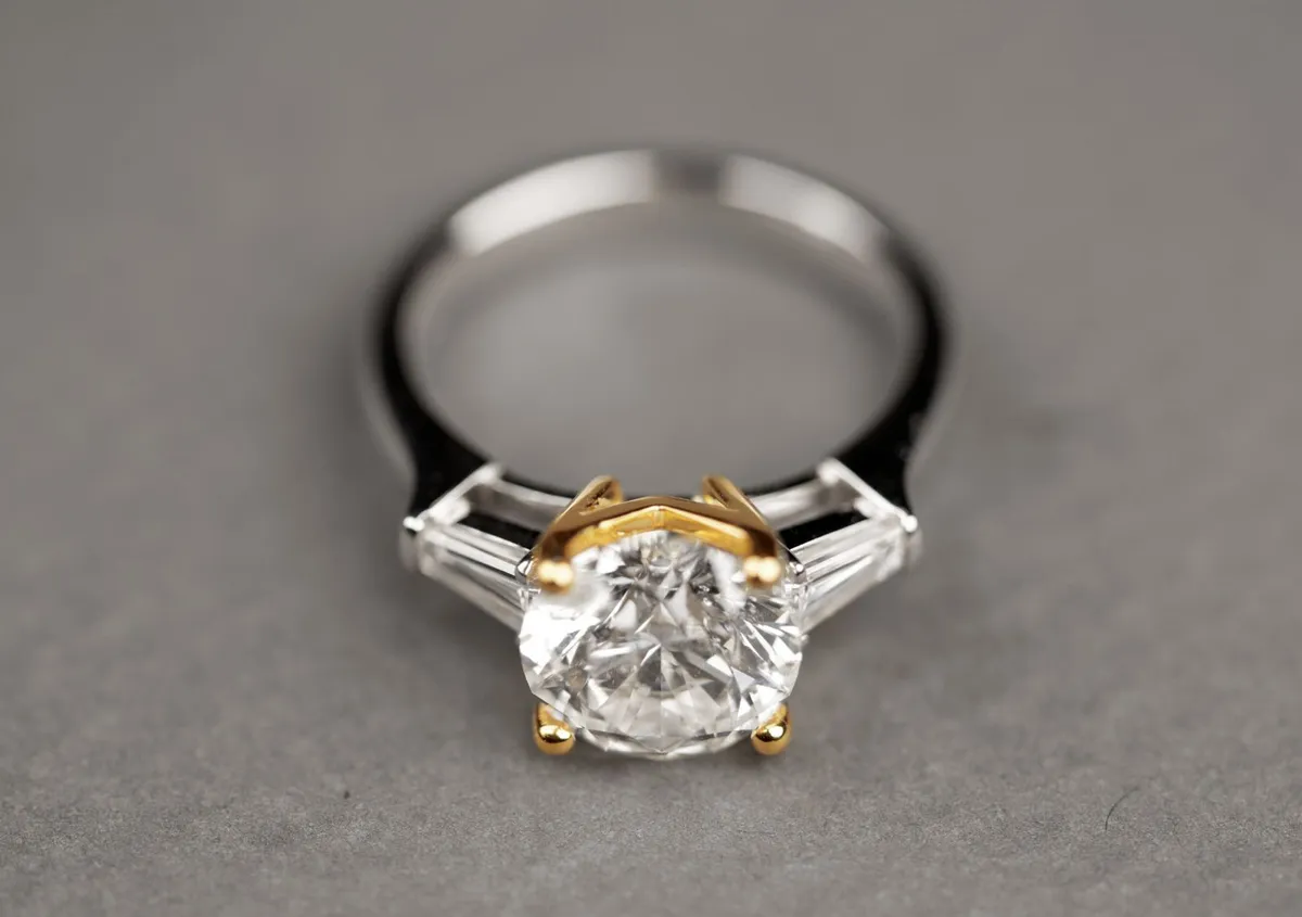 Platinum mix yellow gold ring with 3 carat Diamond and baguette at side — 3