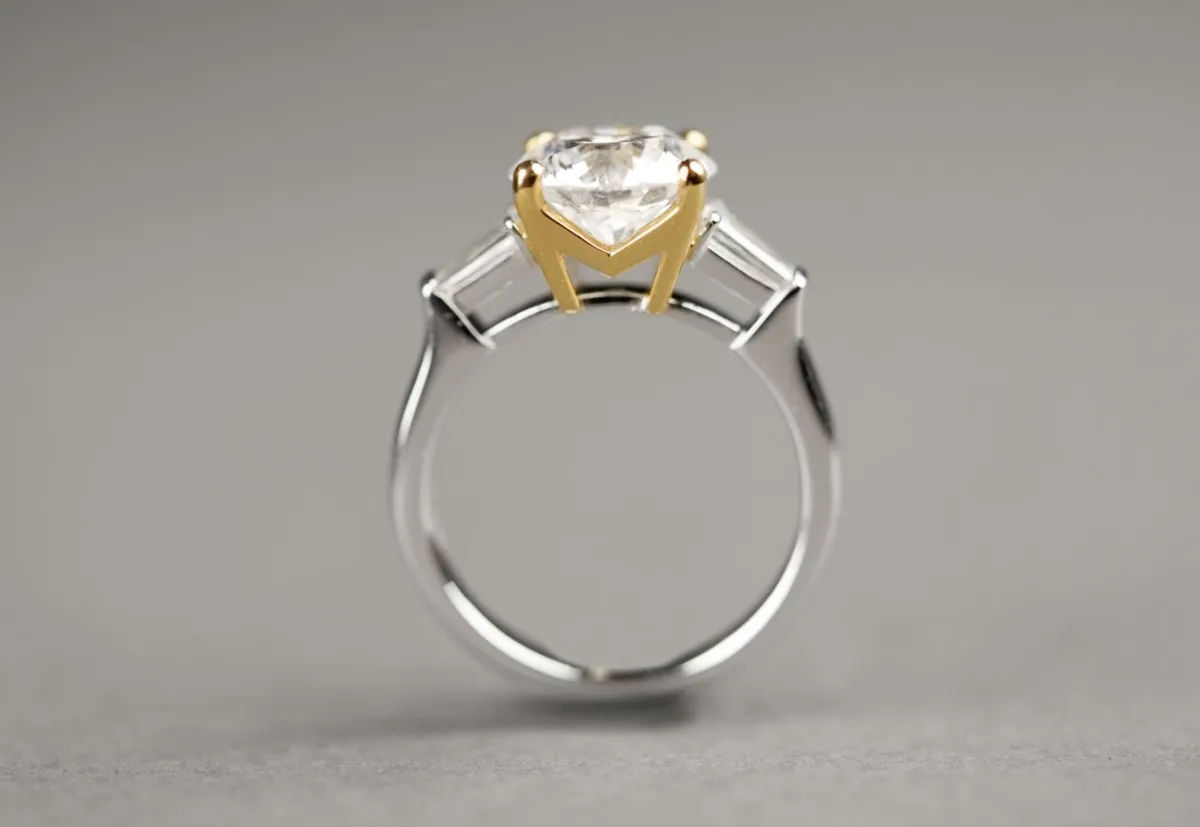 Platinum mix yellow gold ring with 3 carat Diamond and baguette at side — 1