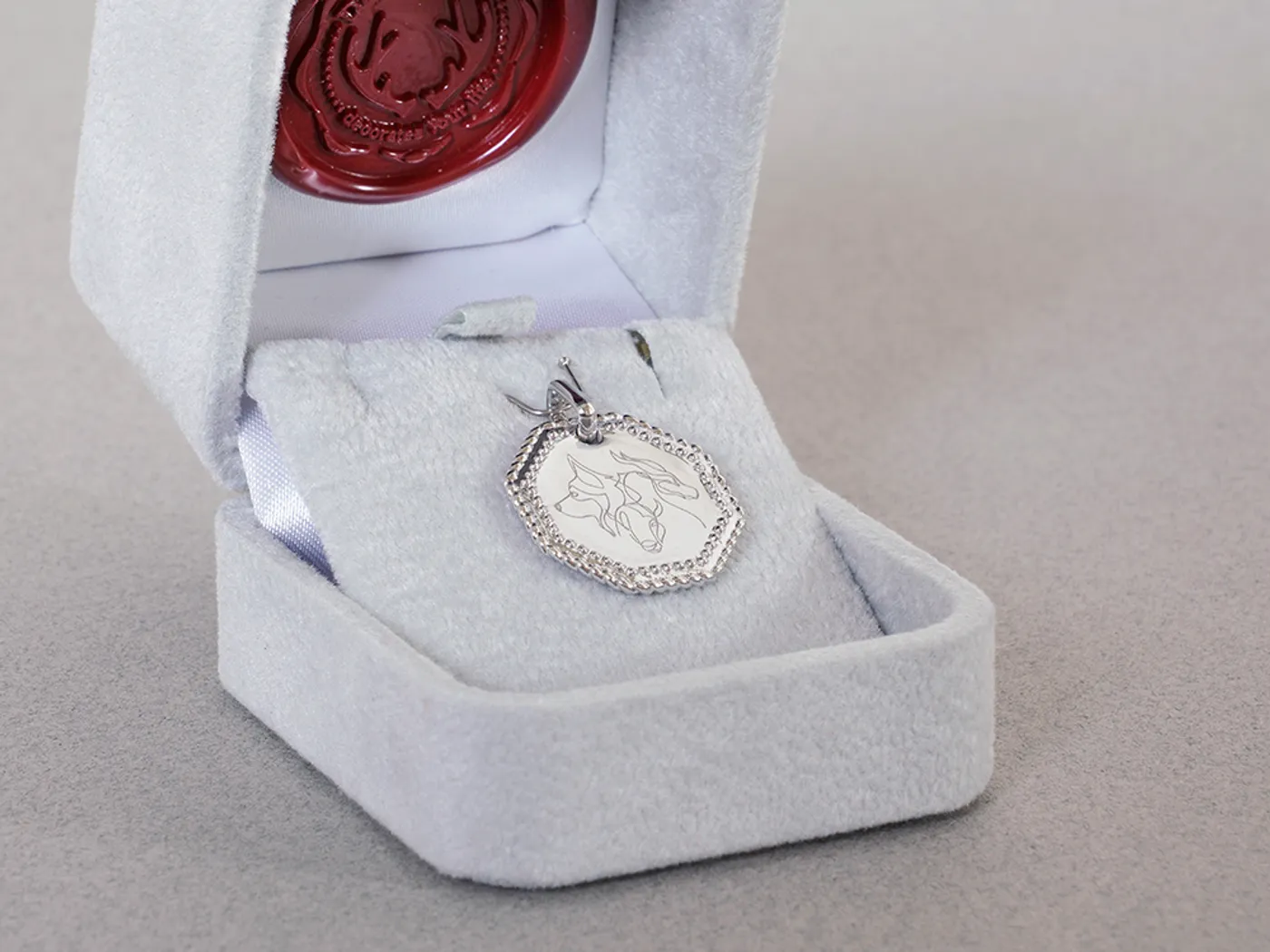 18k White Gold Pendant (Wolf) — view 2