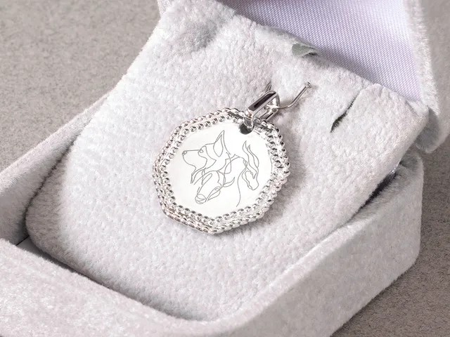 18k White Gold Pendant (Wolf)
