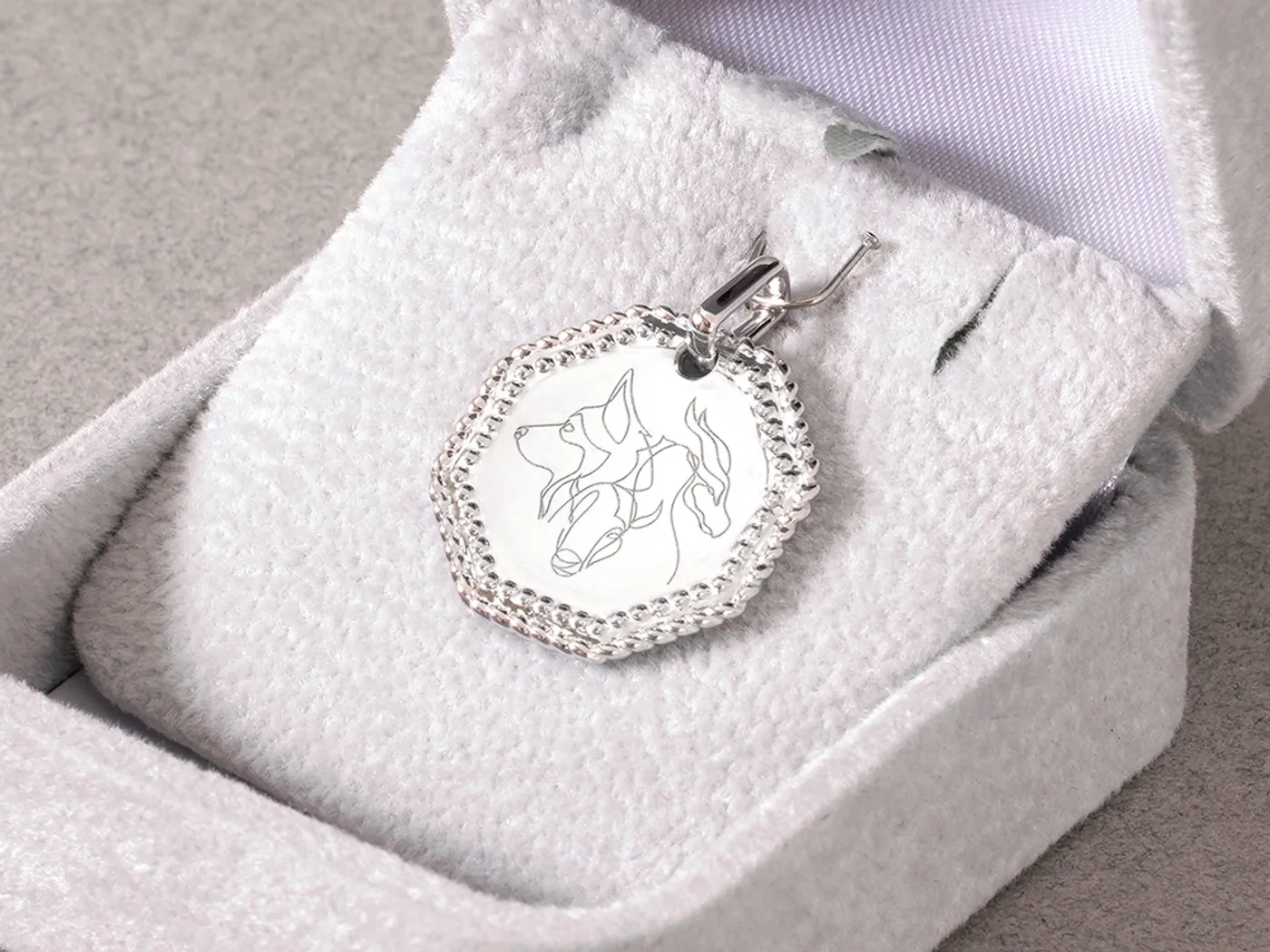 18k White Gold Pendant (Wolf) — view 1