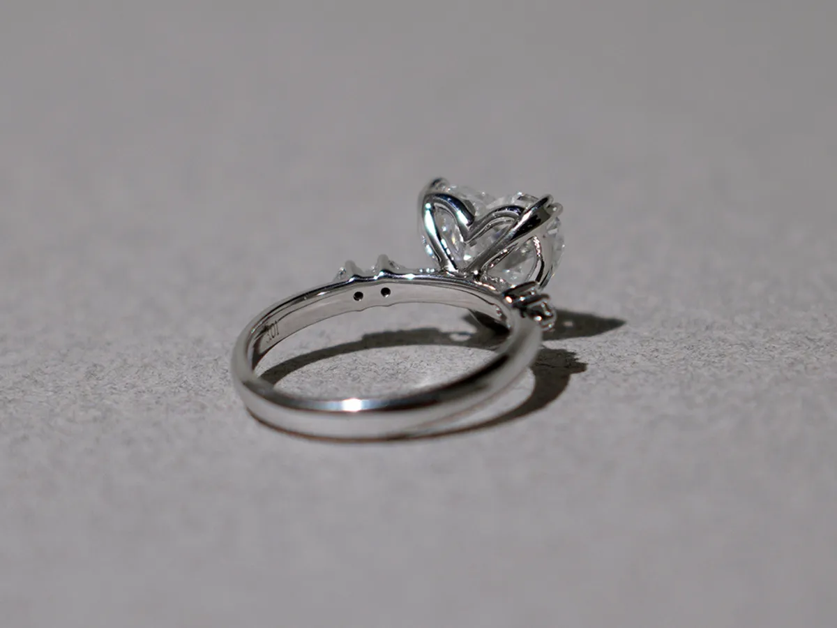 18k White Daimond Ring (heart shape) — 4