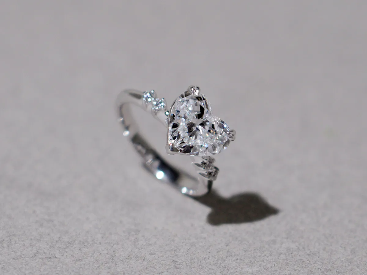 18k White Daimond Ring (heart shape) — 3