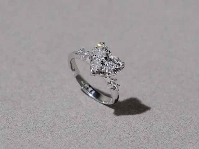 18k White Daimond Ring (heart shape)