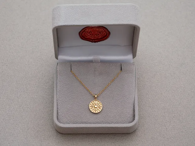18k Yellow Gold Pendant with Necklace (Sun)