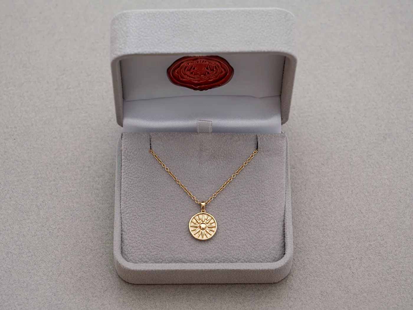 18k Yellow Gold Pendant with Necklace (Sun) — view 1