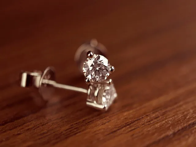 18k White Gold Earrings with GIA