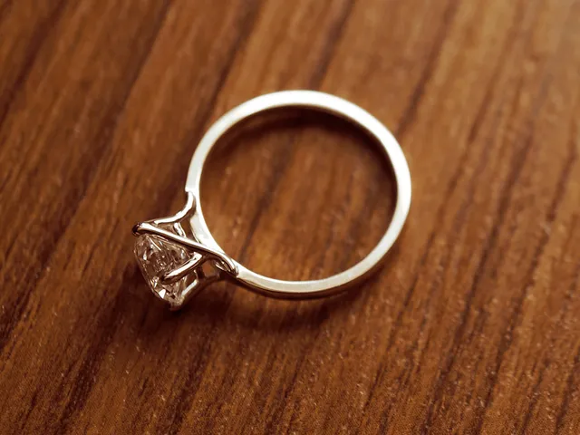 18k White Gold Diamond Ring (A)