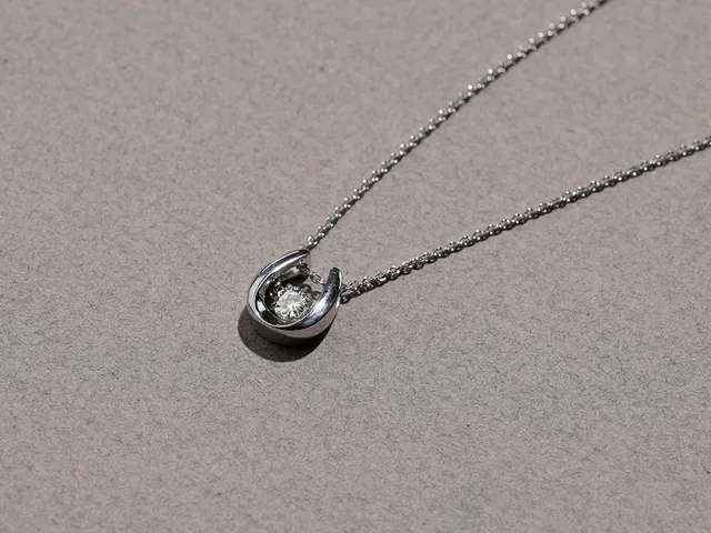 925 Silver Diamond Necklace (dancing stone)