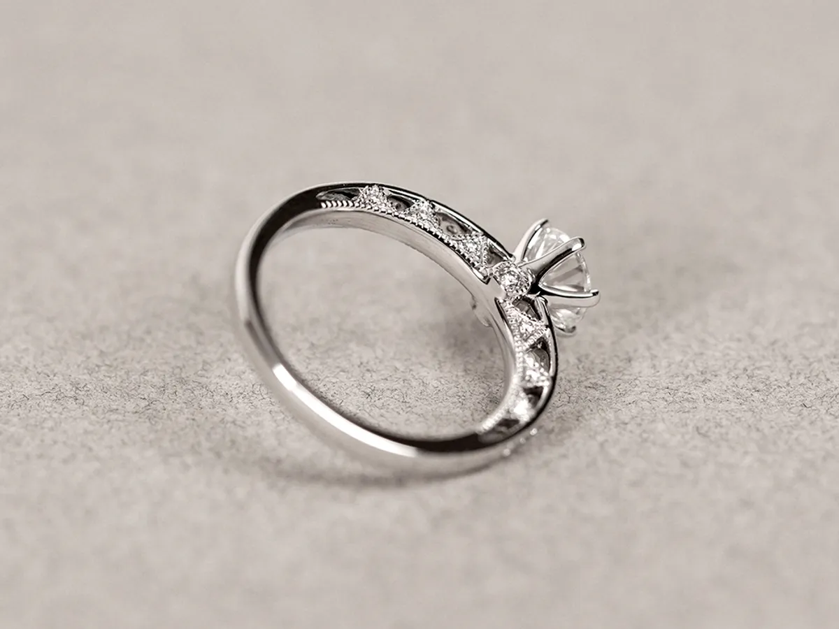 18k White Gold Diamond Ring — 1