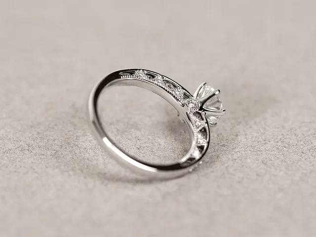 18k White Gold Diamond Ring