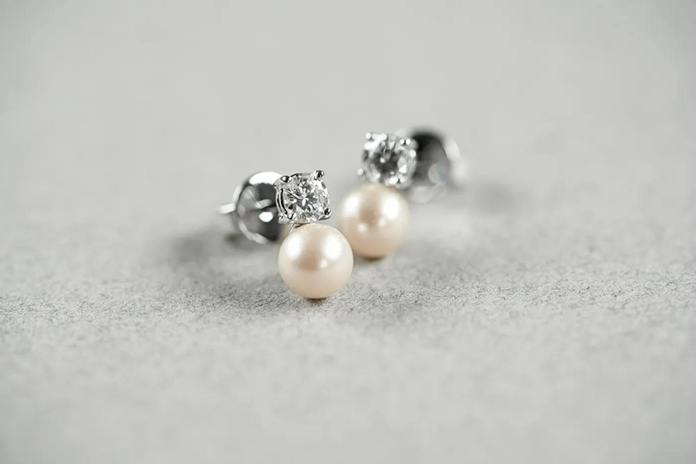 18k White Gold Earrings (Pearl & Diamond) — view 5