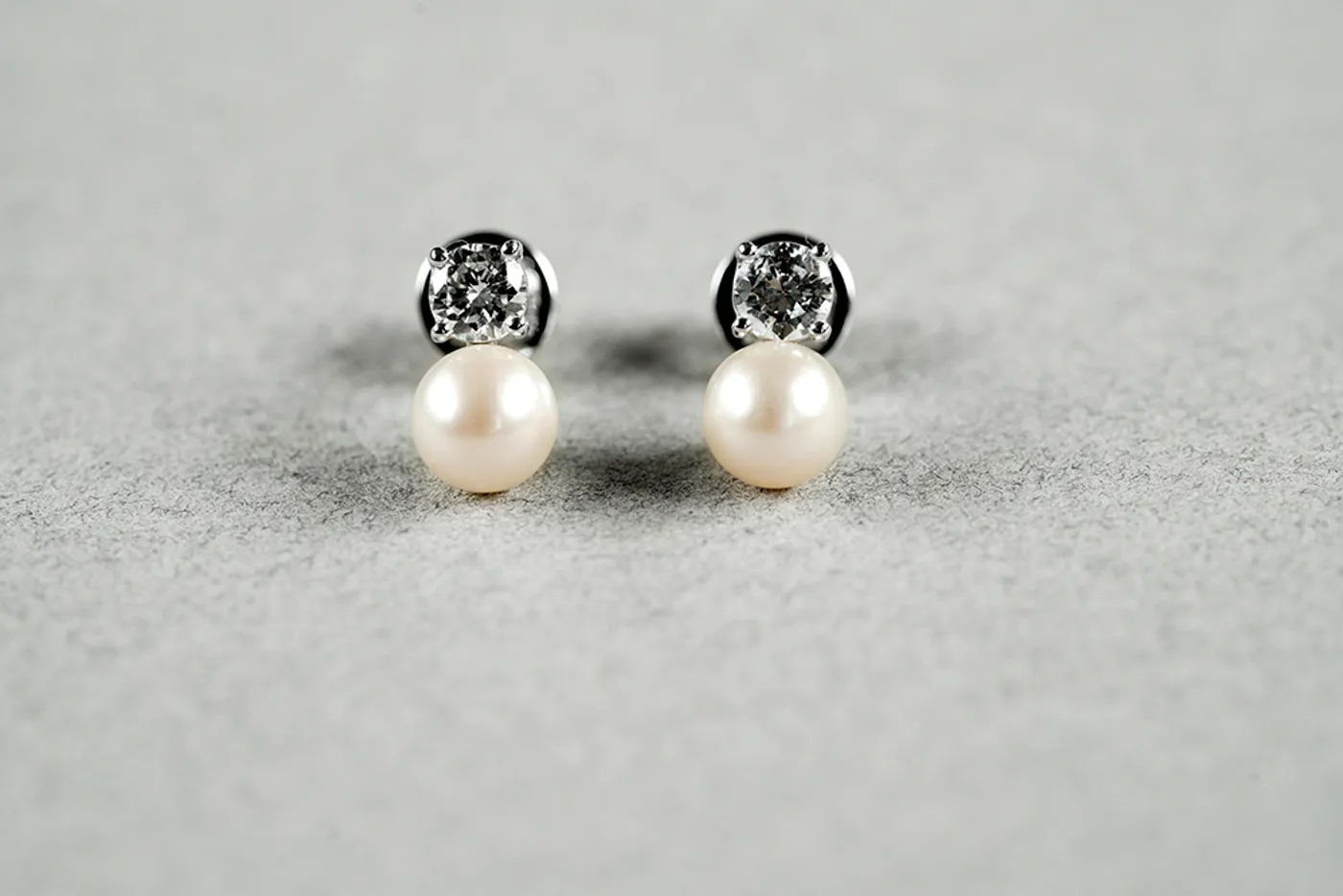 18k White Gold Earrings (Pearl & Diamond) — view 4