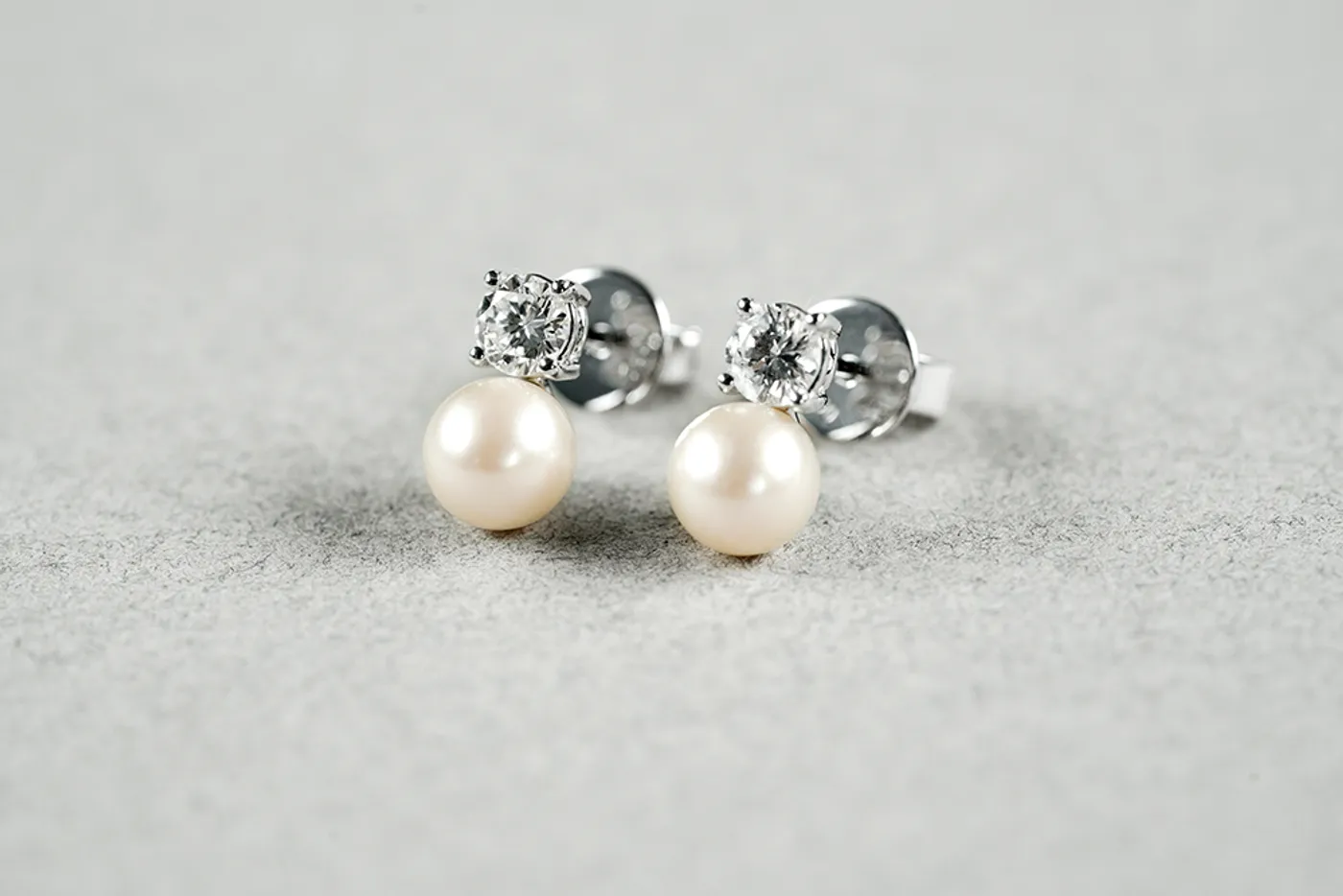 18k White Gold Earrings (Pearl & Diamond) — view 3
