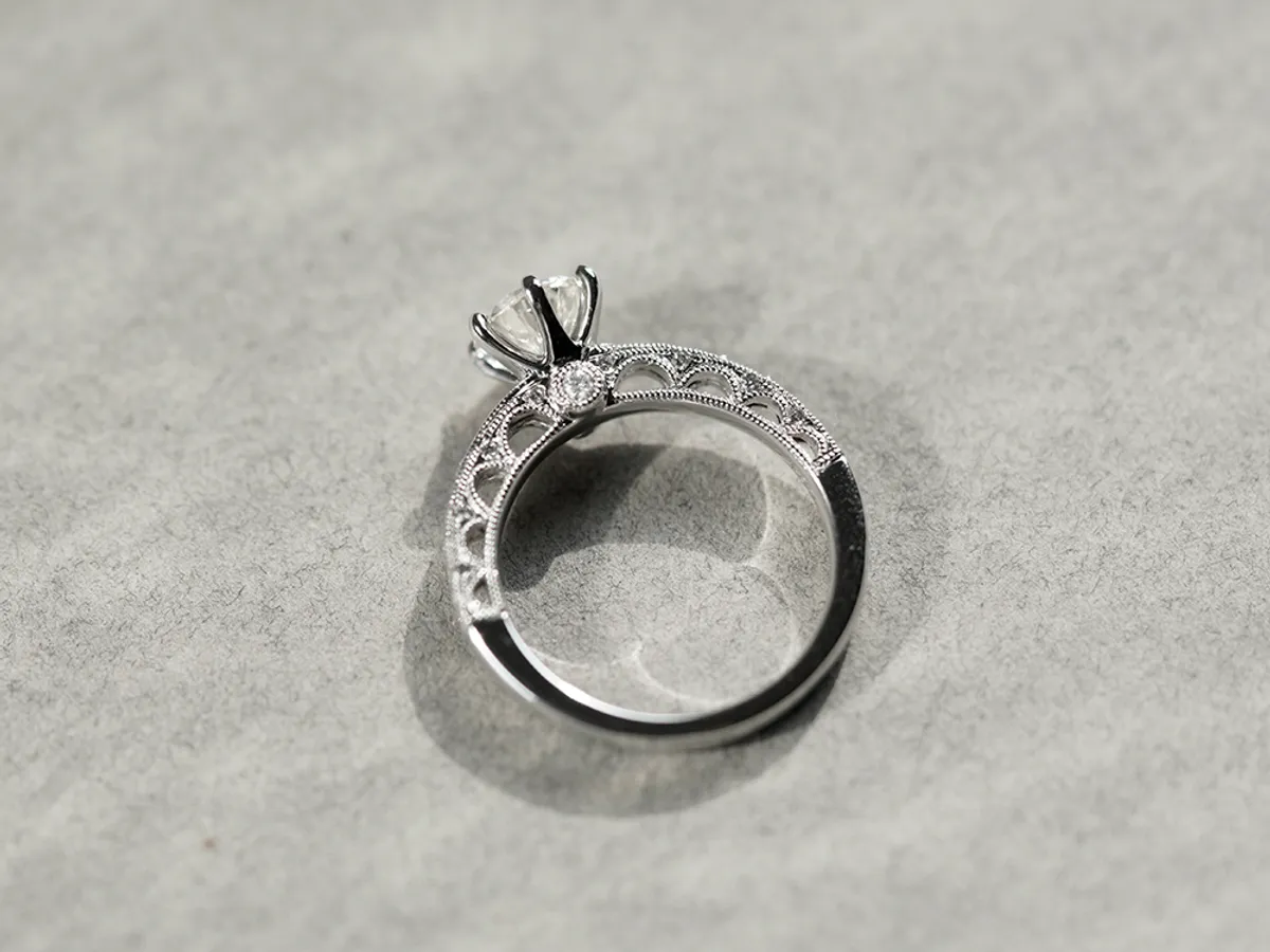 18k White Gold Diamond Ring — 9