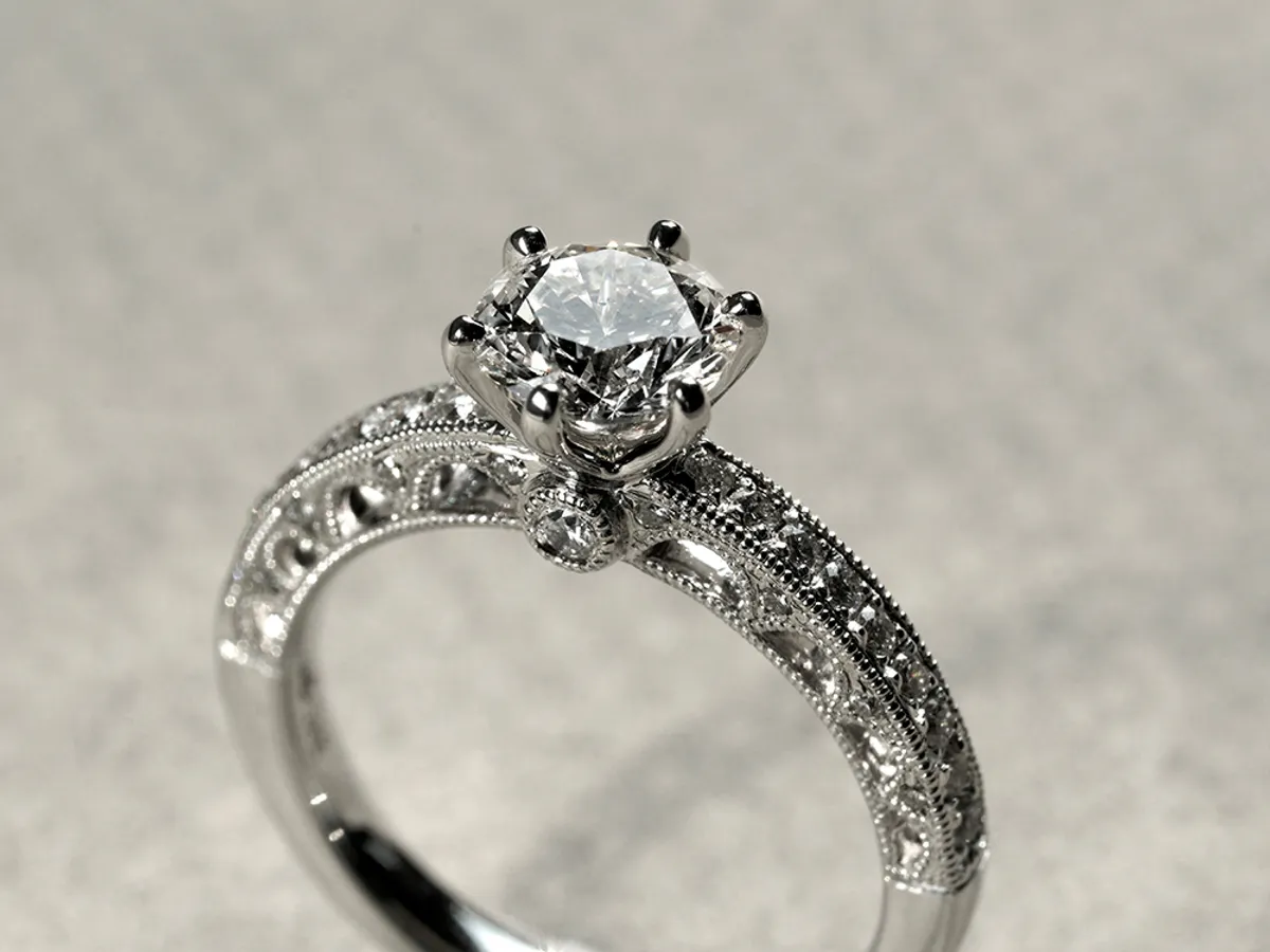 18k White Gold Diamond Ring — 8
