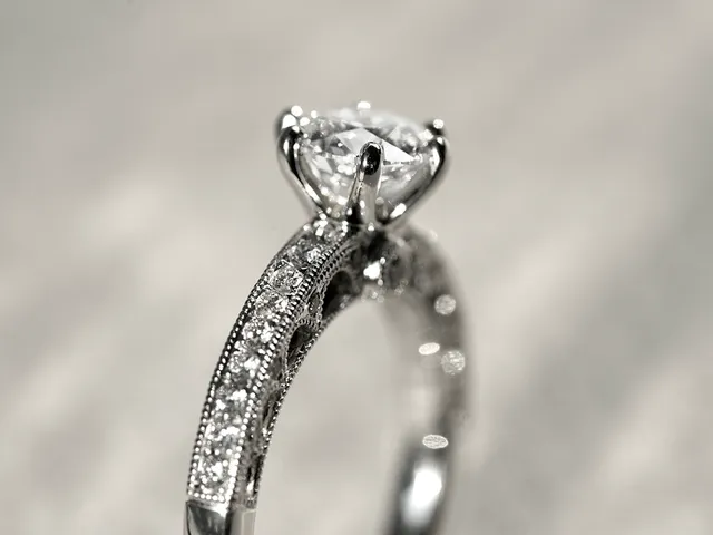 18k White Gold Diamond Ring