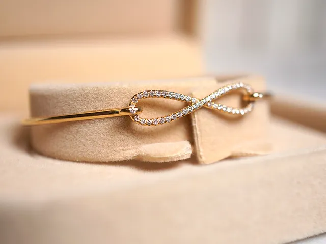 18k Yellow Gold Bangle (Infinity)
