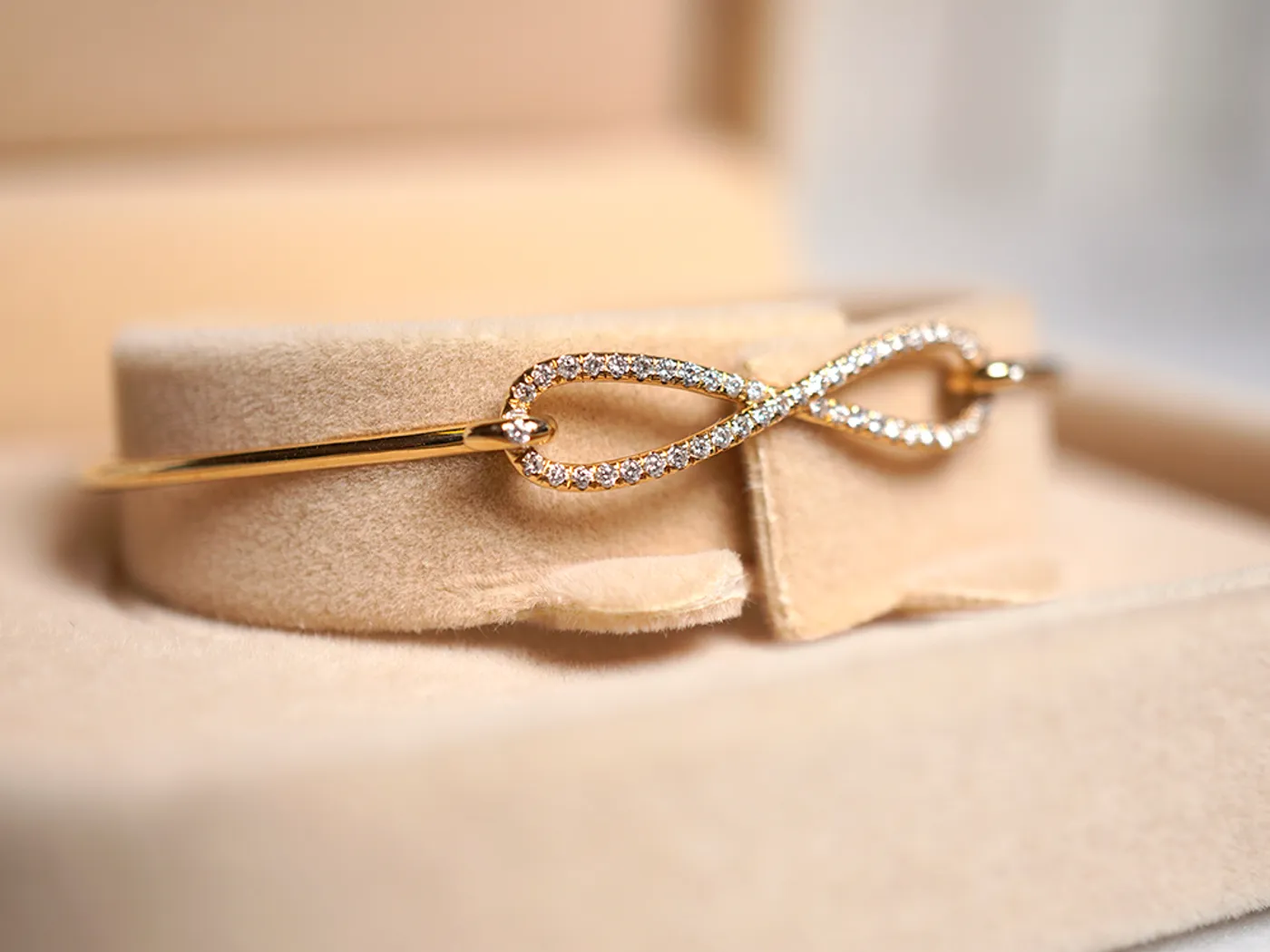 18k Yellow Gold Bangle (Infinity) — view 1